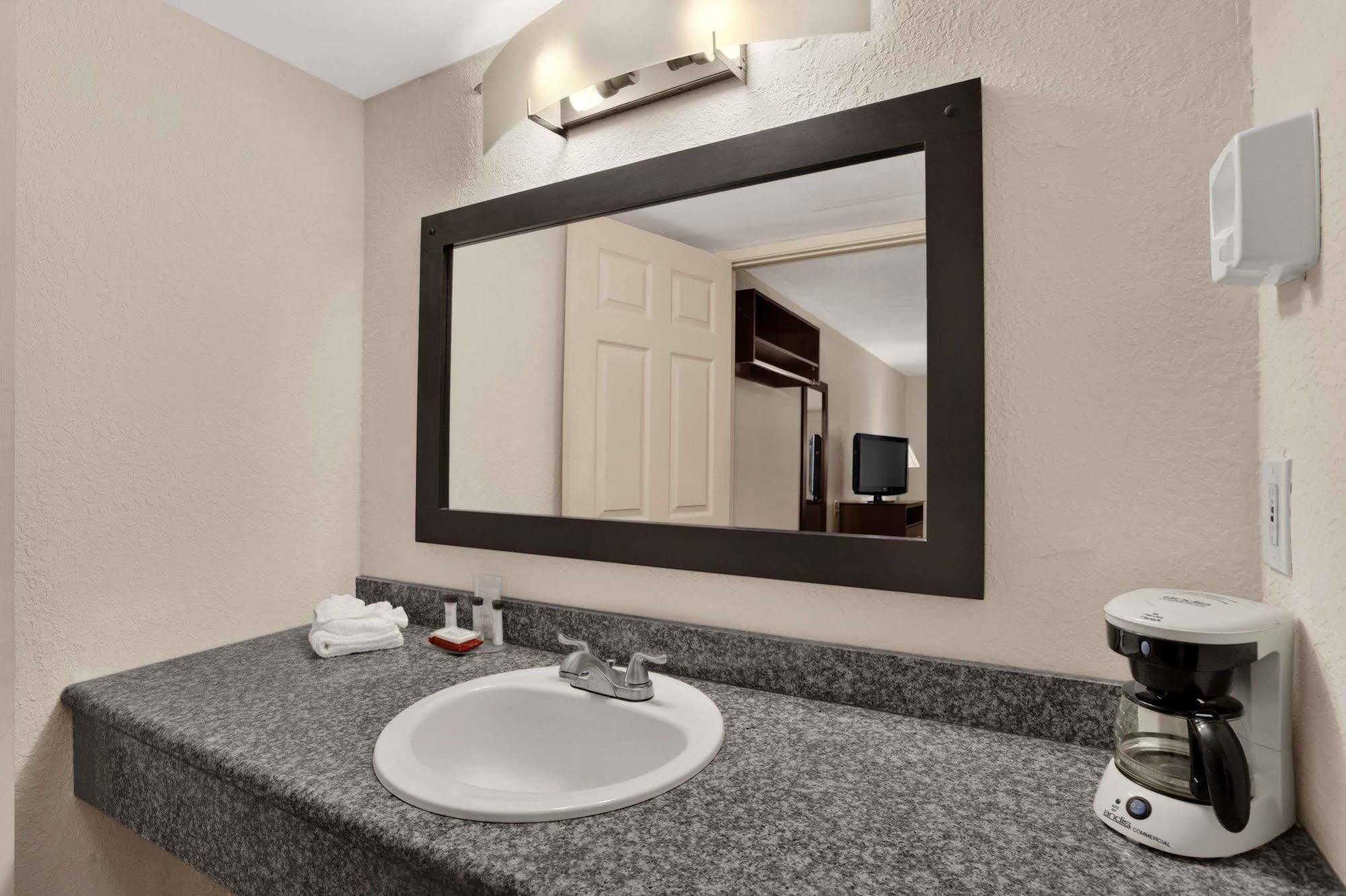 Ramada Limited Clearwater Hotel And Suites Exteriör bild